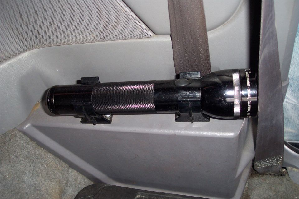 Medium length Mag mounted over the seat belt retractor