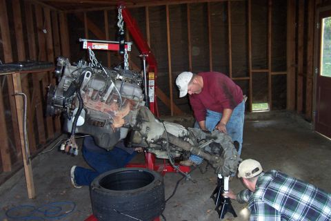 1989 Ford Bronco - Easy now. Yes thats the Engine, Tranny and Tcase pulled all at once.
