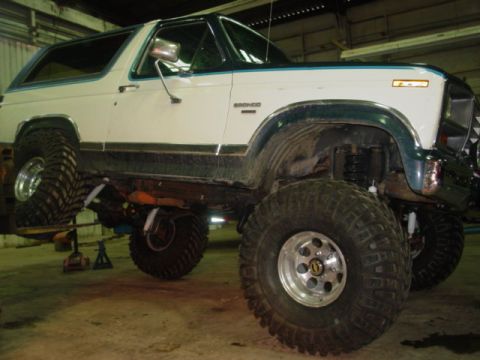1986 Ford Bronco - seeing where the fenders need to be cut