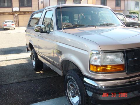 1990 Ford Bronco - The vehicle's body style indicates a 1992 model year, not the claimed 1990.