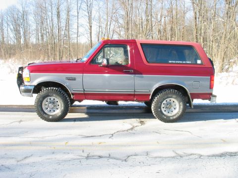 1995 Ford Bronco - This two-tone Ford Bronco is shown from the side on a winter day.