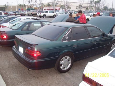 2002 Ford Taurus - A group of people gather around cars in a parking lot, with a date stamp of 01/22/2005 visible.