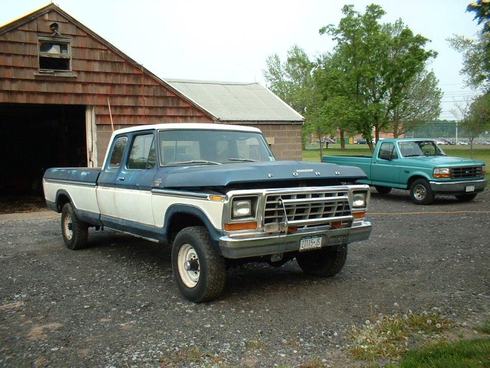 1978 Ford F-250, blue and white, 3q-front view, grille shows year