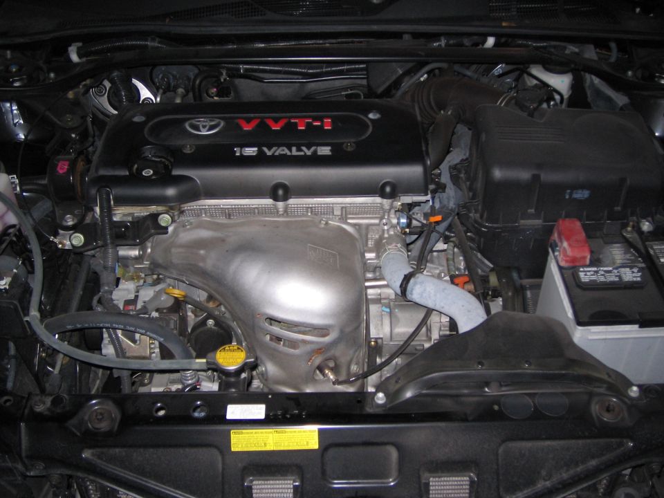 Toyota VVT-i 16-valve four-cylinder engine bay with aluminum intake manifold and black cam cover