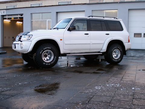 1996 Ford Bronco - My fathers 2004 Nissan Patrol lifted on 35 inch tires