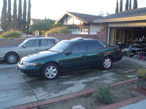 1993 Ford Taurus - Green 1993 Ford Taurus sedan with a sunroof parked in a driveway.