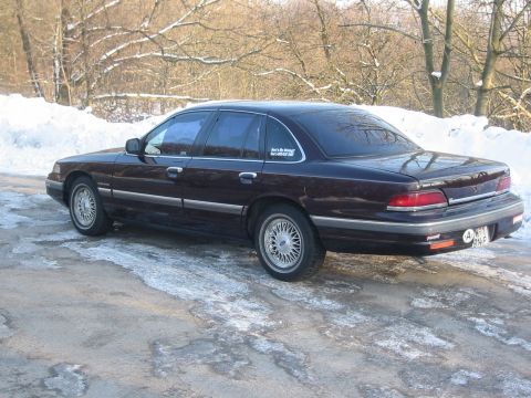 1992 Ford Crown Victoria - Rear view of a 1992 Ford Crown Victoria in a snowy environment.