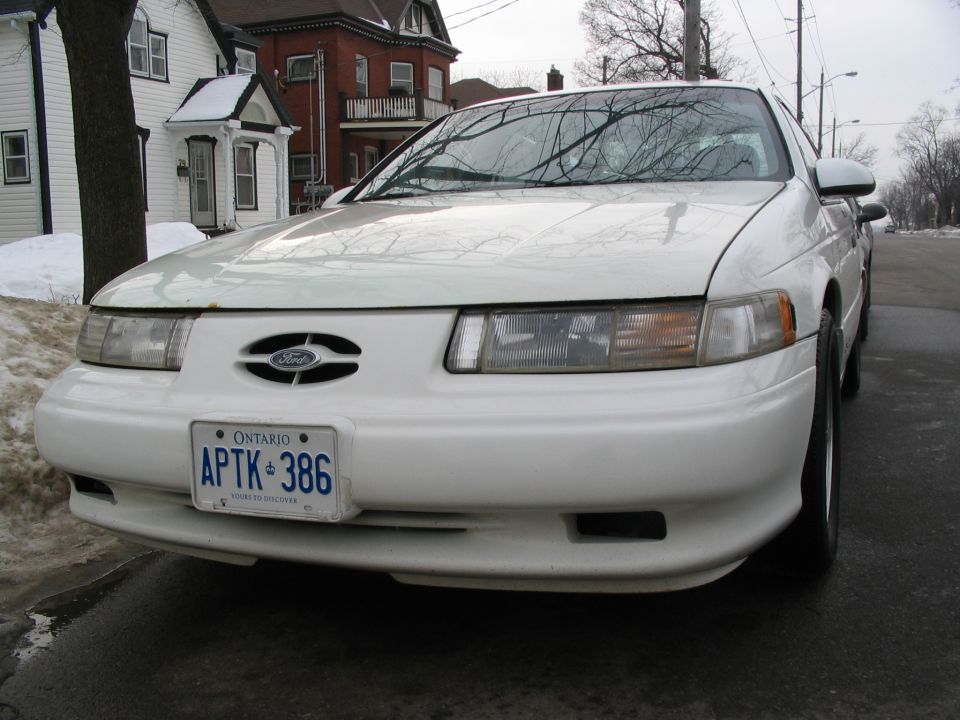 1993 Ford Taurus front end with Ontario license plate APTK 386
