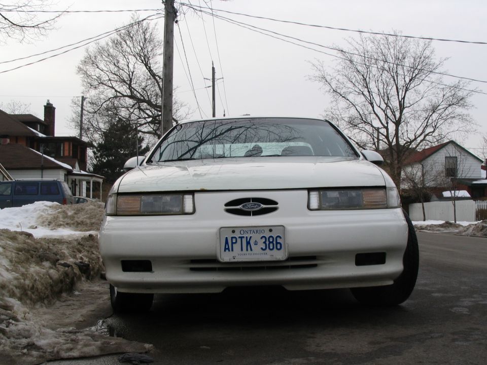 Front view of white Ford Taurus with Ontario plate APTK 386 on a snowy street