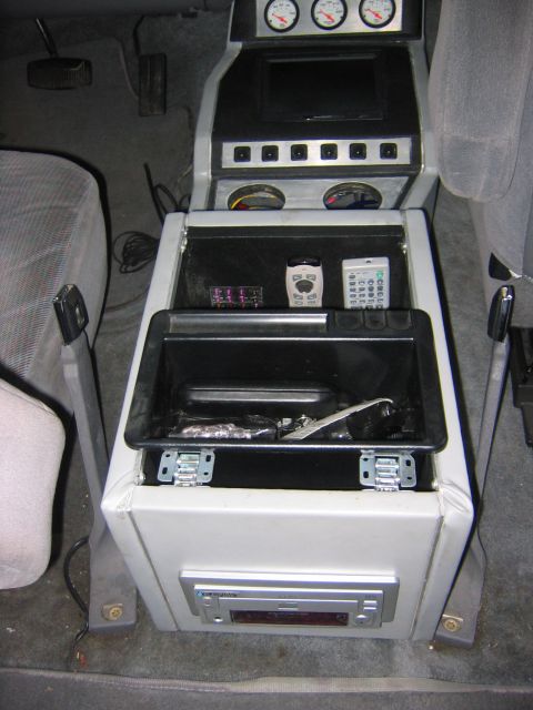1995 Ford Bronco - And yes the tray still fits, although i still have some loose ends to work out, like the fact that none of the gauges read anything, and i…