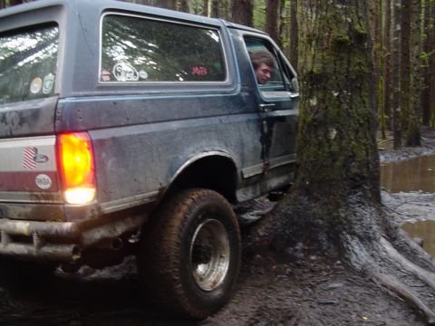 1987 Ford Bronco - crunch! another tight section
