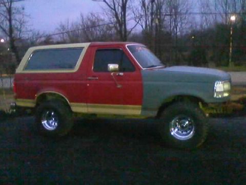 1989 Ford Bronco - This 1989 Ford Bronco features a two-tone paint scheme and lifted suspension.