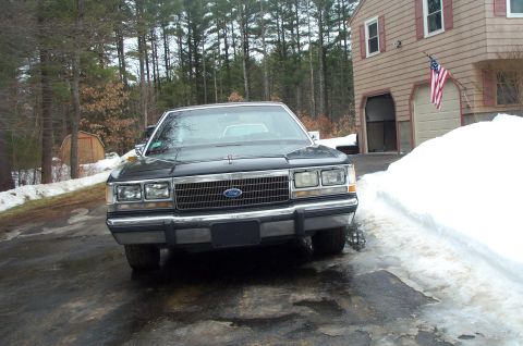 1991 Ford Crown Victoria LTD - A dark 1980s Ford Crown Victoria is parked in a driveway during winter.