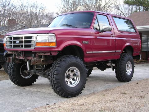1995 Ford Bronco - This lifted 1995 Ford Bronco features large off-road tires and chrome wheels.
