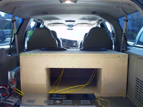 2000 Ford Excursion - The Box tuned to 37HZ With two 4000 watt amps feeding two 15" Ma Audio Subs