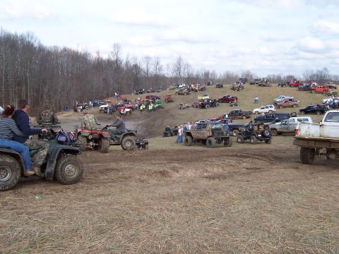 1978 Ford Bronco - crowd at the mud hole at the top of the tunnel