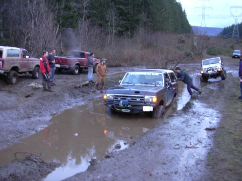 1991 Ford Bronco - Jeff hookin up the rescue line