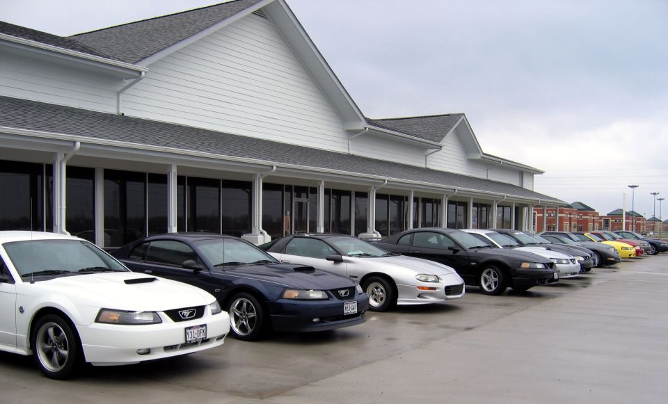 White 2000 Ford Mustang parked in a row with other cars