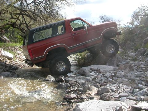 1984 Ford Bronco - tight place to turn around...