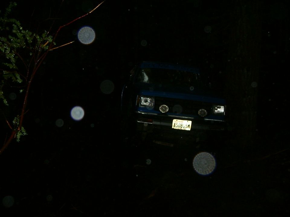 Blue SUV with license plate A50805M, seen from above at night