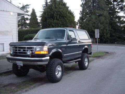 1993 Ford Bronco - This Ford Bronco has new rims and tires installed.