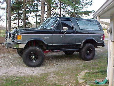 1991 Ford Bronco - rollcage in a Bronco