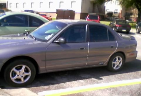 2000 Ford Crown Victoria - Notice bottoom of the rear door.
