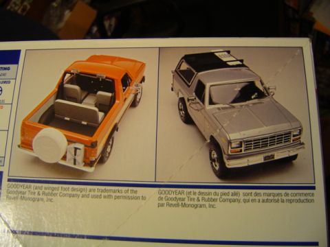 1979 Ford Bronco - Box art displays two 1979 Ford Bronco models, a pickup and an SUV, with Revell-Monogram branding.