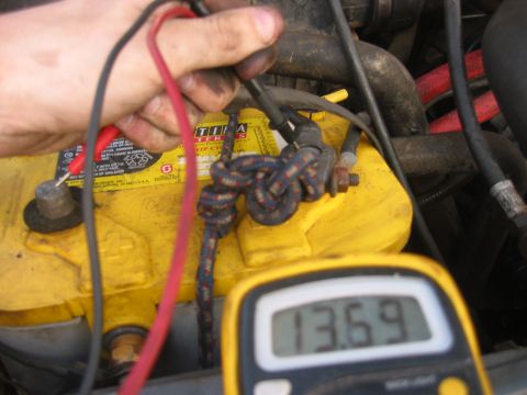 1989 Ford Bronco - Bounced between 13.5 and 13.7 with lights on and AC full blast.