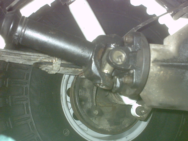 Driveshaft U-joint connected to differential