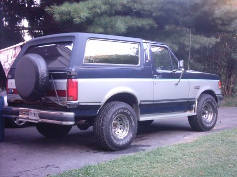 1991 Ford Bronco - This Ford Bronco appears to be a 1992 model, not a 1991 as claimed.