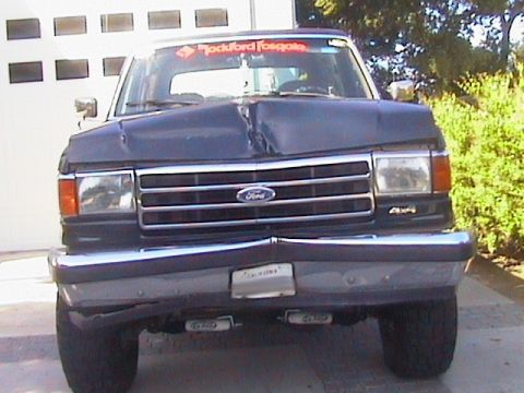1991 Ford Bronco - This Ford Bronco has a damaged front end and appears to be from the late 1980s.