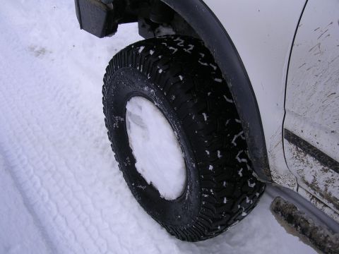 1999 Toyota Tacoma - Tire and fender detail in snowy conditions. Album claims 1999 Toyota Tacoma.