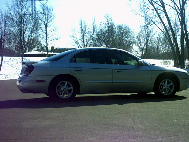 Silver 2002 Oldsmobile Aurora sedan, side view