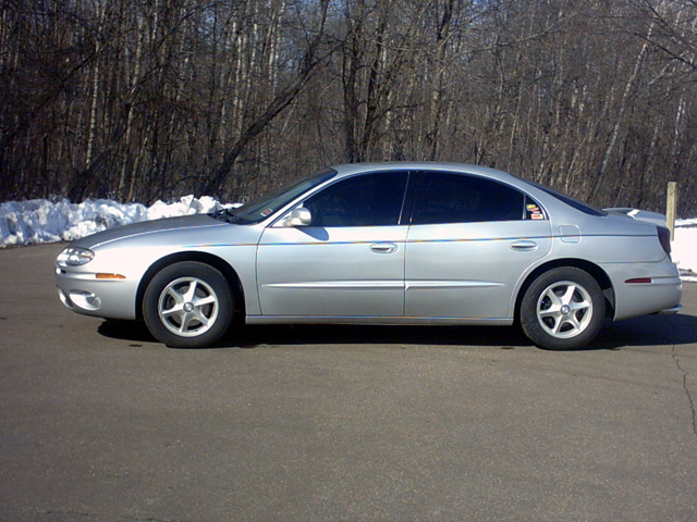 Silver 2002 Oldsmobile Aurora sedan, side view