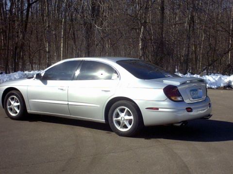 2002 Oldsmobile Aurora - Rear 3/4 view of a silver 2002 Oldsmobile Aurora sedan with a spoiler.