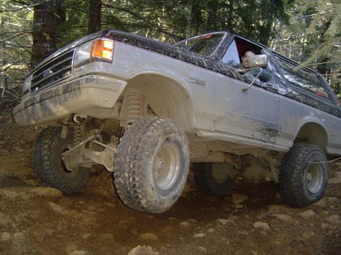1989 Ford Bronco - 3 wheelin