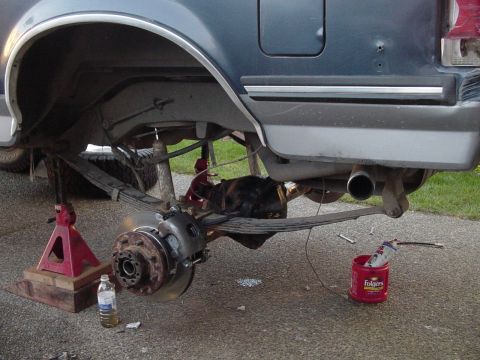 1987 Ford Bronco - under the rig
