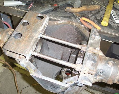 1986 Ford Ranger - Each side of the jig catches 4 diff cover bolt holes