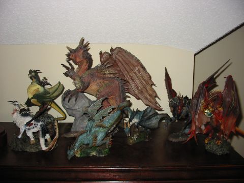 1991 Ford Bronco - Various dragon figurines are displayed on a wooden shelf, with a watermark at the bottom right.