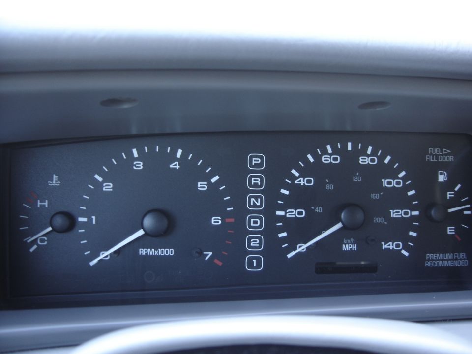 Analog gauge cluster with tachometer, 140 mph speedometer and PRND21 shift indicator