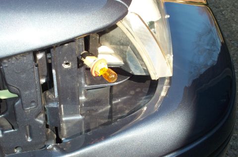 1998 Ford Crown Victoria - A close-up of the soon-to-be replaced amber 906 bulb.