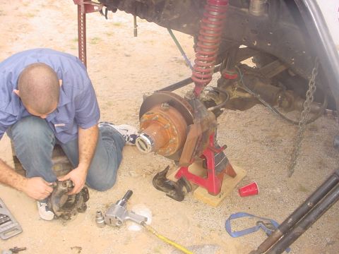 1988 Ford Bronco - Raffa fixing Broken Kong.