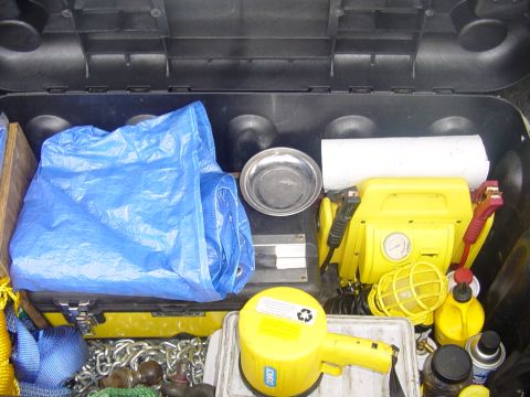1989 Ford Bronco - Spot light, Tarps, Magnetic bolt tray, 12v work light, Chain, Bow shackle, strap for towing, short strap for snatching, trailer ball, plywo…