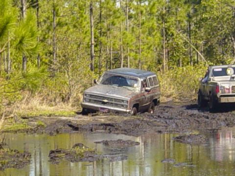 1989 Ford Bronco - Hoss going to pull out stuck blazer at the 4 day hole.