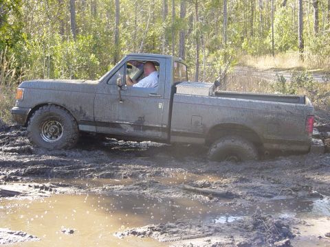 1989 Ford Bronco - Hoss dragging the back bumper till it gets him stuck.