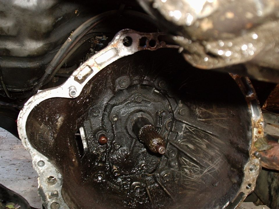 this is the inside of the bellhousing, I didnt photograph it after i cleaned it or after i had taken off the baring cover. what had happened was this transmission was rebuilt recently but the builder didnt put a gasket on the baring cover. so it leaked and got gear oil all over the clutch and everything.