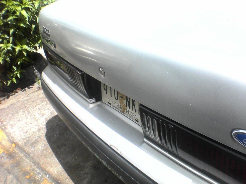 Rear of silver Ford sedan with Distrito Federal plate reading 4TU-NK
