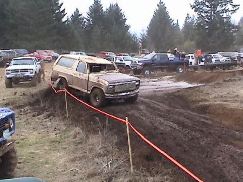 1994 Ford Explorer - Old Bronco tears it up on the course
