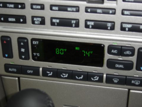 2002 Lincoln Town Car photo